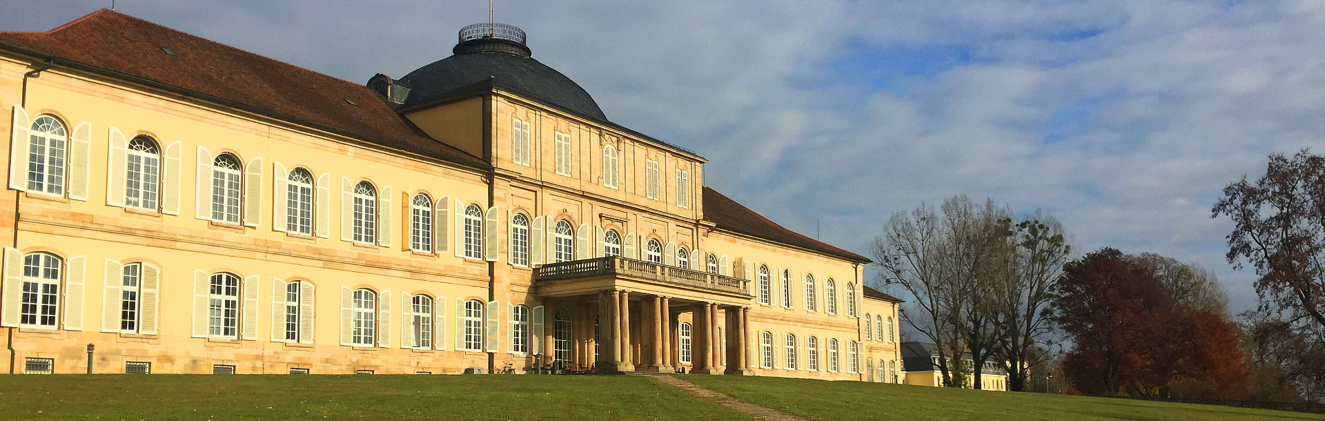 Schloss Hohenheim leicht von der Seite aus aus gesehen mit Wiese